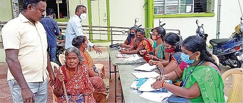 விழுப்புரம் ஆட்சியர் அலுவலக நுழைவாயிலில் மனுக்கள் எழுதிக்கொடுக்கும் மகளிர் சுய உதவிக்குழுவினர்.