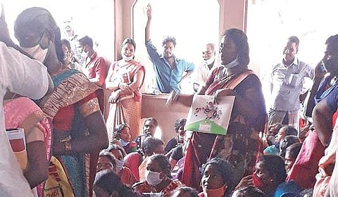 சத்துணவு பணியாளர் நியமனம் தொடர்பாக கடந்த ஆண்டு கள்ளக்குறிச்சி ஊராட்சி ஒன்றிய அலுவலகத்தில் நடைபெற்ற நேர்காணலில் பங்கேற்ற விண்ணப்பதாரர்கள். (கோப்பு படம்)