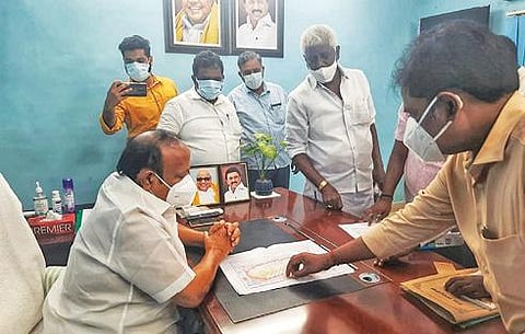 குறிஞ்சிப்பாடியில் நவீன புதிய பேருந்து நிலையம் அமைப்பது குறித்து அமைச்சர் எம்.ஆர்.கே.பன்னீர்செல்வம் பேரூராட்சி அதிகாரிகளுடன் ஆலோசனை நடத்தினார்.