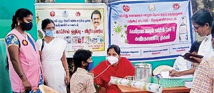 வள்ளுவர்புரத்தில் மாணவர்களுக்கு மருத்துவக்குழுவினர் நேற்று பரிசோதனை மேற்கொண்டனர்.