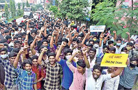 நடப்பு பருவத் தேர்வை ஆன்லைனில் நடத்த வலியுறுத்தி, சேலம் ஆட்சியர் அலுவலகம் முன்பு ஆர்ப்பாட்டத்தில் ஈடுபட்ட கல்லூரி மாணவர்கள்.படம்: எஸ்.குரு பிரசாத்