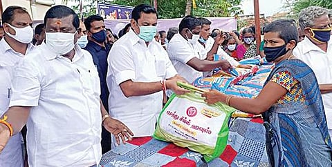 சேலம் மாவட்டம் கொங்கணாபுரம் அருகேயுள்ள வெள்ளாளபுரம் ஏரி நிரம்பி உபரிநீர் குடியிருப்பு பகுதியில் சூழ்ந்தது. இதில், பாதிக்கப்பட்ட மக்களுக்கு அதிமுக இணை ஒருங்கிணைப்பாளர் பழனிசாமி நிவாரணம் வழங்கினார்.