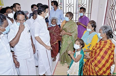 வெள்ளத்தால் பாதிக்கப்பட்டு தோவாளையில் உள்ள நிவாரண முகாமில் தங்க வைக்கப்பட்டுள்ள மக்களிடம் குறைகளை முதல்வர் ஸ்டாலின் கேட்டறிந்தார்.படம்: மு.லெட்சுமி அருண்