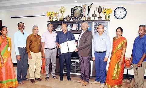 திருச்சி தேசியக் கல்லூரி, ஈரோடு கொங்கு கலை மற்றும் அறிவியல் கல்லூரி ஆகியவை கல்விப் பணிகளை பரிமாறிக் கொள்ள புரிந்துணர்வு ஒப்பந்தத்தில் கையொமிட்டு பரிமாறிக் கொண்ட கல்லூரி முதல்வர்கள் ஆர்.சுந்தரராமன், நா.ராமன்.