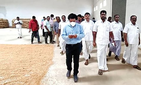 அரியலூர் மாவட்டம் ஜெயங்கொண்டம் வேளாண் ஒழுங்குமுறை விற்பனை மைய வளாகத்தில் உள்ள கட்டிடங்களை பார்வையிடுகிறார் எம்எல்ஏ க.சொ.க.கண்ணன்.