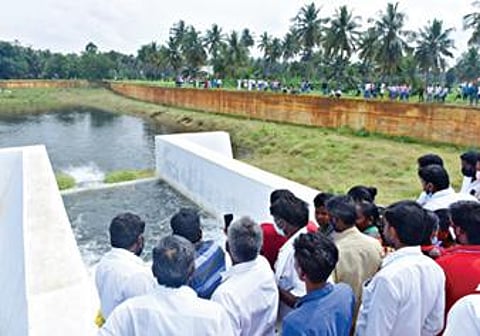 மேச்சேரி அடுத்த எம்.காளிப்பட்டி ஏரிக்கு வந்த மேட்டூர் உபரிநீரை ஆர்வத்துடன பார்வையிட்ட மக்கள். படம்: எஸ்.குரு பிரசாத்