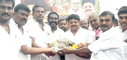 தே.கல்லுப்பட்டியில் நலத்திட்ட உதவிகளை வழங்கிய தெற்கு மாவட்ட திமுக செயலாளர் எம்.மணிமாறன் உள்ளிட்டோர்.