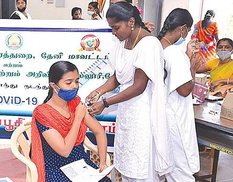 தேனி நாடார் சரசுவதி கலை மற்றும் அறிவியல் கல்லூரியில் மாணவியருக்கு கரோனா தடுப்பூசி செலுத்தப்பட்டது.