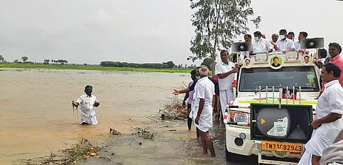 பரங்கிப்பேட்டை ஒன்றியத்துக்கு உட்பட்ட கிராமத்தில் மழை வெள்ளத்தில் மூழ்கிய விளைநிலங்களை அதிமுக ஒருங்கிணைப்பாளர் ஓ பன்னீர்செல்வம், இணை ஒருங்கிணைப்பாளர் கே.பழனிசாமி ஆகியோர் பார்வையிட்டனர்.