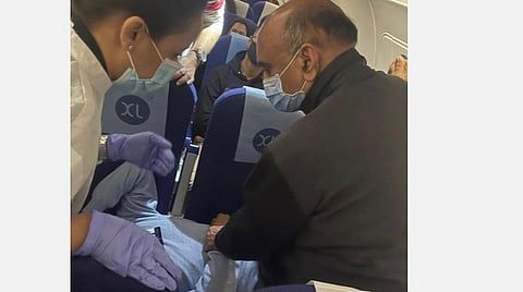 நடுவானில் பயணிக்கு முதலுதவி செய்த மத்திய அமைச்சர்; வைரலாகும் படம்: பிரதமர் மோடி பாராட்டு