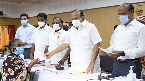 கடலூர் மாவட்ட ஆட்சியர் அலுவலகத்தில் வேளாண் மற்றும் உழவர் நலத்துறை அமைச்சர் எம்.ஆர்.கே.பன்னீர்செல்வம் பயனாளிகளுக்கு நலத்திட்ட உதவிகளை வழங்கினார்.