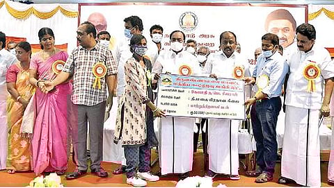 தி.மலையில் நடைபெற்ற கூட்டுறவு வார விழாவில் பயனாளிகளுக்கு கடனுதவிகளை வழங்கிய சட்டப்பேரவை துணைத்தலைவர் கு.பிச்சாண்டி. அருகில், மாவட்ட வருவாய் அலுவலர் முத்துக்குமாரசாமி, சட்டப்பேரவை உறுப்பினர்கள் அம்பேத்குமார், சரவணன், மாவட்ட ஊராட்சிக்குழு தலைவர் பார்வதி சீனிவாசன், மண்டல இணைப்பதிவாளர் ராஜ்குமார் உள்ளிட்டோர்.