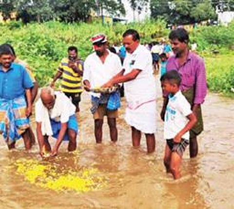 மார்கண்டேய நதியில் 4 ஆண்டு களுக்குப் பிறகு தண்ணீர் செல்வதால் மலர் தூவி வரவேற்ற விவசாயிகள்.
