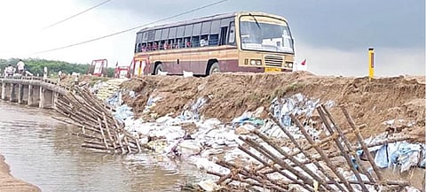 காஞ்சிபுரம் - உத்திரமேரூர் சாலையில் செய்யாற்றின் குறுக்கே சேதமடைந்த வெங்கச்சேரி தரைப்பாலத்தை ஆபத்தான முறையில் கடக்கும் வாகனங்கள்.