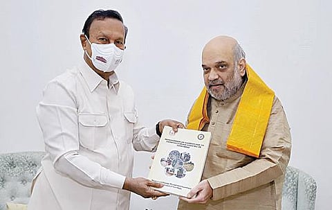 டெல்லியில் மத்திய உள்துறை அமைச்சர் அமித் ஷாவை திமுக எம்பி. டி.ஆர்.பாலு சந்தித்து தமிழகத்துக்கான நிவாரண நிதி கோரி மனு அளித்தார்.