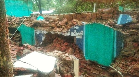 தொடர் மழையால் நெய்வேலி அருகே வானதிராயபுரம் கிராமத்தில் உள்ள ஊராட்சி ஒன்றியத் தொடக்கப் பள்ளிக் கட்டிடம் இடிந்து விழுந்தது.
