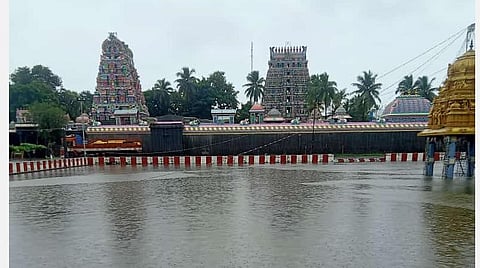 புதுவையில் தொடர் கனமழை: மழை நீரால் சூழ்ந்துள்ள வில்லியனூர் திருக்காமீஸ்வரர் திருக்கோயில்