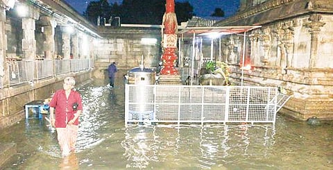 கனமழை காரணமாக, ராணிப்பேட்டை மாவட்டம் வாலாஜா அருகே பாலாறு அணைக்கட்டில் பெருக்கெடுத்து ஓடும் தண்ணீர். அடுத்த படம்: பாலாற்றில் வெள்ளப்பெருக்கு அதிகரித்து வருகிறது. இதனால், விரிஞ்சிபுரம் பகுதியில் பாலாற்றில் தரைப்பாலம் மூழ்கி பெருக்கெடுத்து ஓடும் வெள்ளநீர். கடைசிப்படம்: வேலூர் கோட்டை ஜலகண்டேஸ்வரர் கோயில் பிரகாரத்தில் சூழ்ந்துள்ள மழைநீர். படங்கள்: வி.எம்.மணிநாதன்.