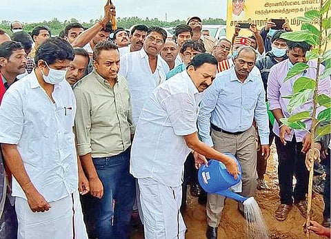 ராணிப்பேட்டை மாவட்டம் சிப்காட் அணுகு சாலையில் மரக்கன்று நடும் திட்டத்தை தொடங்கி வைத்த அமைச்சர் ஆர்.காந்தி. அருகில், ஆட்சியர் பாஸ்கர பாண்டியன் உள்ளிட்டோர்.
