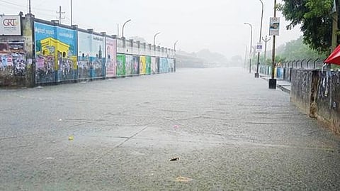 கிடங்கல் பகுதியில் உள்ள சப் வேயில் மழைநீர் சூழ்ந்துள்ளது.