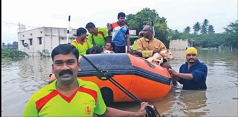 திருப்பூர் மாநகரில் வீடுகளுக்குள் புகுந்த மழைநீர் : அவிநாசிபாளையத்தில் ரப்பர் படகு மூலம் பொதுமக்கள் வெளியேற்றம்