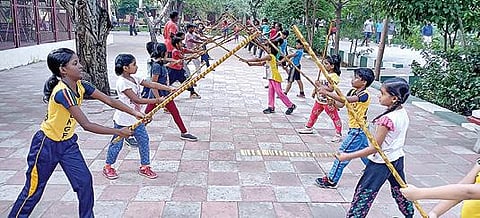 சென்னை அண்ணாநகர் டவர் பூங்காவில் ஆர்வமுடன் சிலம்பம் கற்றுக் கொள்ளும் சிறுவர், சிறுமியர். படம்: டி.செல்வக்குமார்