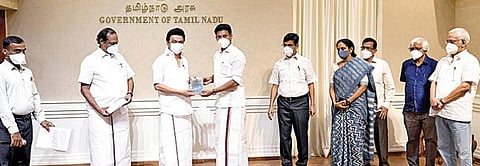 விடுதலைப் போராட்ட வீரர் வ.உ.சிதம்பரனாரின் 150-வது பிறந்த நாளையொட்டி, தமிழ்நாடு பாடநூல் மற்றும் கல்வியியல் பணிகள் கழகத்தால் தயாரிக்கப்பட்டுள்ள வ.உ.சி.யின் பன்னூல் திரட்டு மற்றும் திருக்குறள் உரை ஆகிய நூல்களை தலைமைச் செயலகத்தில் முதல்வர் மு.க.ஸ்டாலின் நேற்று வெளியிட்டார். இந்நிகழ்வில் பங்கேற்ற அமைச்சர் அன்பில் மகேஸ் பொய்யாமொழி, தமிழ்நாடு பாடநூல் மற்றும் கல்வியியல் பணிகள் கழகத் தலைவர் திண்டுக்கல் ஐ.லியோனி, தலைமைச் செயலர் வெ.இறையன்பு, பள்ளிக்கல்வித் துறை செயலர் காகர்லா உஷா, பதிப்பாசிரியர் வீ.அரசு, ஓவியர் டிராட்ஸ்கி மருது உள்ளிட்டோர்.