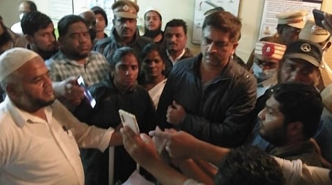 பேரணாம்பட்டு அரசு மருத்துவமனையில் சிகிச்சை பெற்று வருபவர்களைச் சந்தித்து ஆறுதல் தெரிவித்த மாவட்ட ஆட்சியர் குமாரவேல் பாண்டியன்.