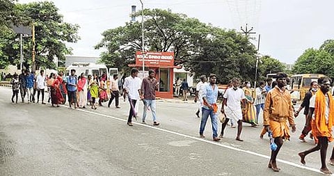 திருவண்ணாமலையில் கடந்த 20 மாதங்களுக்கு பிறகு நேற்று கிரிவலம் சென்ற பக்தர்கள். படம்: இரா.தினேஷ்குமார்.