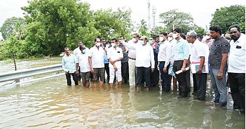 திருவண்ணாமலை அடுத்த வேங்கிக்கால் ஏரியில் இருந்து வெளியேறிய உபரி நீர் குடியிருப்பு பகுதிகளை சூழ்ந்துள்ளதை நேற்று பார்வையிட்ட அமைச்சர் எ.வ.வேலு. அருகில், ஆட்சியர் பா.முருகேஷ் உள்ளிட்டோர்.