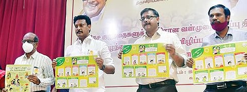 திருச்சியில் நேற்று நடைபெற்ற குழந்தைகள் பாதுகாப்பு விழிப்புணர்வுப் பயிலரங்கில் விழிப்புணர்வு சுவரொட்டிகளை வெளியிடுகிறார் அமைச்சர் அன்பில் மகேஸ் பொய்யாமொழி. உடன், ஒருங்கிணைந்த பள்ளிக் கல்வியின் மாநில திட்ட இயக்குநர் ஆர்.சுதன், ஆட்சியர் சு.சிவராசு உள்ளிட்டோர்.படம்: ஜி.ஞானவேல்முருகன்