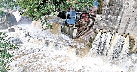 தருமபுரி மாவட்டம் ஒகேனக்கல் காவிரியில் தொடர் நீர்வரத்து காரணமாக ஏற்பட்டுள்ள வெள்ளப்பெருக்கு.