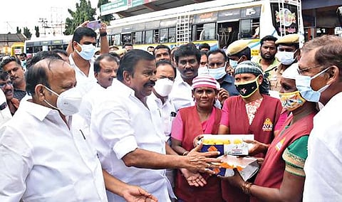 மத்திய அரசு வேளாண் சட்டங்களை திரும்பப்பெற்றதையடுத்து சேலம் புதிய பேருந்து நிலையத்தில் அமைச்சர்கள் கே.என்.நேரு, எம்.ஆர்.கே.பன்னீர்செல்வம் ஆகியோர் பொதுமக்களுக்கு இனிப்பு வழங்கினர். உடன் எம்பி பார்த்திபன், எம்எல்ஏ ராஜேந்திரன் உள்ளிட்டோர். படம்: எஸ்.குரு பிரசாத்