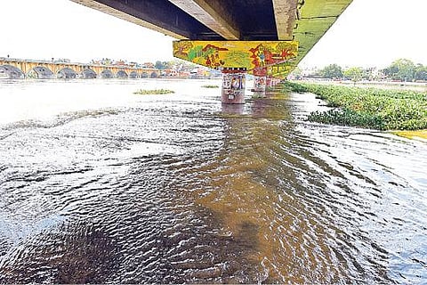 வைகை அணையில் இருந்து திறந்துவிடப்பட்ட கூடுதல் தண்ணீர் மதுரை கல் பாலத்தை மூழ்கடித்துச் சென்றது. படம்: எஸ்.கிருஷ்ணமூர்த்தி