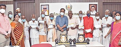 தமிழ்நாடு எல்லை காக்கும் போராட்டங்களில் ஈடுபட்டு சிறை சென்று தியாகம் செய்த திருவள்ளூர் மாவட்டத்தைச் சேர்ந்தவர்களில் 10 பேருக்கு தலா ஒரு லட்சம் ரூபாய்க்கான காசோலையை நேற்று, ஆட்சியர் அலுவலகத்தில் ஆட்சியர் ஆல்பி ஜான் வர்கீஸ் வழங்கினார்.