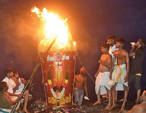 அண்ணாமலை உச்சியில் மகா தீபம் ஏற்றப்பட்டது: அண்ணாமலையாருக்கு அரோகரா என பக்தர்கள் முழக்கம்
