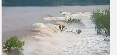 புதுவையில் செல்லிப்பட்டு-பிள்ளையார்குப்பம் படுகை அணையில் முழுமையாக உடைந்த நடுப்பகுதி: பொதுமக்கள், விவசாயிகள் கவலை