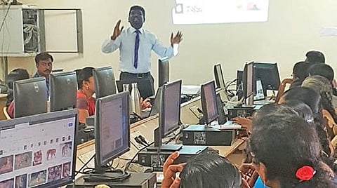 மதுரை வெள்ளைச்சாமி நாடார் கல்லூரியில் நடந்த திறன் மேம்பாட்டு பயிற்சியில் பங்கேற்ற ஆசிரியர்கள்.