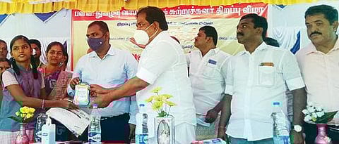 மதுரை உலகனேரி அரசு பெண்கள் மேல்நிலைப் பள்ளியில் நடந்த விழாவில் மாணவிக்கு பரிசு வழங்கிய அமைச்சர் பி.மூர்த்தி.