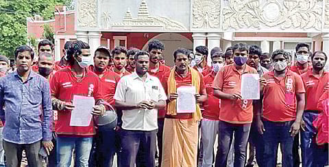 பணி நீக்கம் செய்த ஊழியர்களுக்கு மீண்டும் பணி வழங்க வேண்டும் என்பன உள்ளிட்ட பல்வேறு கோரிக்கைகளை வலியுறுத்தி செங்கை ஆட்சியர் அலுவலகத்தில் மனு அளித்த சொமேட்டோ நிறுவன ஊழியர்கள்.