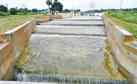 மேட்டூர் உபரிநீர் திட்டத்தின் மூலம் மேச்சேரி அடுத்த எம்.காளிப்பட்டி ஏரி நிரம்பியுள்ளது. இதையடுத்து, அதன் கோடி வாய்க்கால் வழியாக தண்ணீர் வழிந்தோடுகிறது.