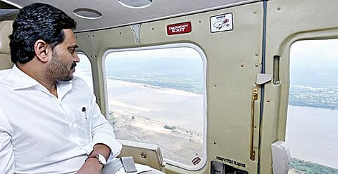 ஆந்திர மாநிலத்தில் வெள்ளத்தால் பாதிக்கப்பட்ட பகுதிகளை நேற்று ஹெலிகாப்டர் மூலம் பார்வையிட்ட முதல்வர் ஜெகன்மோகன் ரெட்டி.