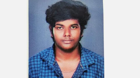 செல்போன், கணினியில் விளையாடிய பொறியியல் பட்டதாரி மன உளைச்சலில் தற்கொலை: விளையாட அனுமதிக்காதீர் என போலீஸார் எச்சரிக்கை