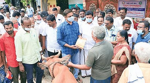 அணைக்கட்டு அடுத்த வேலங்காடு கிராமத்தில் கால்நடை மருத்துவ முகாமை வேலூர் மாவட்ட ஆட்சியர் குமாரவேல் பாண்டியன் நேற்று தொடங்கி வைத்தார்.