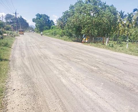 தொடர் மழையில் சேதமடைந்துள்ள செங்கோட்டை- புளியரை சாலை.