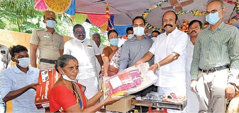 ஒக்கூரில் இலங்கை தமிழர்களுக்கு இலவச எரிவாயு அடுப்பு வழங்கிய அமைச்சர் கே.ஆர்.பெரியகருப்பன்.