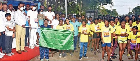 திண்டுக்கல்லில் நடந்த மினிமாரத்தான் போட்டியை கொடியசைத்துத் தொடங்கிவைத்த ஆட்சியர் ச.விசாகன்.