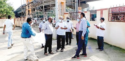 சோழவந்தான் பேரூராட்சி புதிய பேருந்து நிலையக் கட்டுமானப் பணியை ஆய்வு செய்த பேரூராட்சிகள் ஆணையர் ரா.செல்வராஜ்.