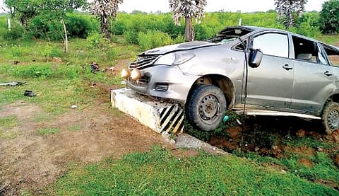 மாங்குளம் விலக்கில் சாலையோர பாலம் மீது மோதி விபத்துக்குள்ளான கார்.