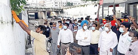 சென்னையில் ரிசர்வ் வங்கி எதிரில் உள்ள சுரங்கப்பாதையை, சீர் செய்யும் பணிகளை இந்து சமய அறநிலையத் துறை அமைச்சர் பி.கே.சேகர்பாபு நேற்று ஆய்வு செய்தார். சென்னை மாநகராட்சி ஆணையர் ககன்தீப் சிங் பேடி உள்ளிட்டோர் அருகில் உள்ளனர்.